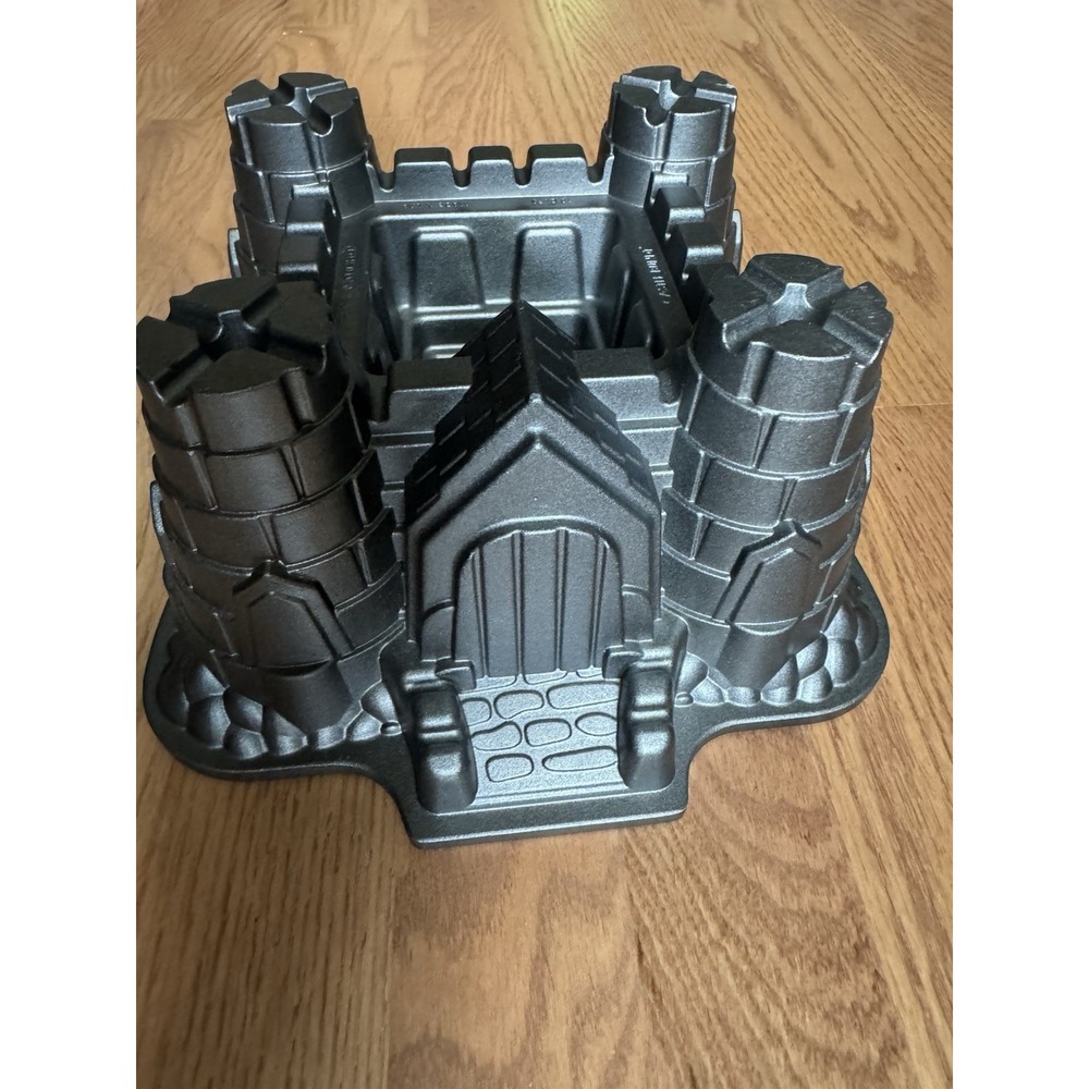 Nordic Ware Castle Bundt Cake Pan bakeware nonstick 10 cup Cast Aluminum USA